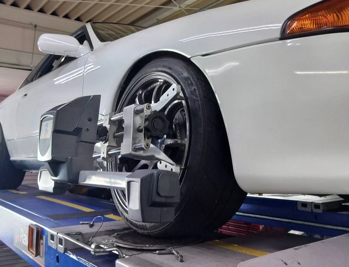 R32スカイラインのアライメント調整を行いました🛞